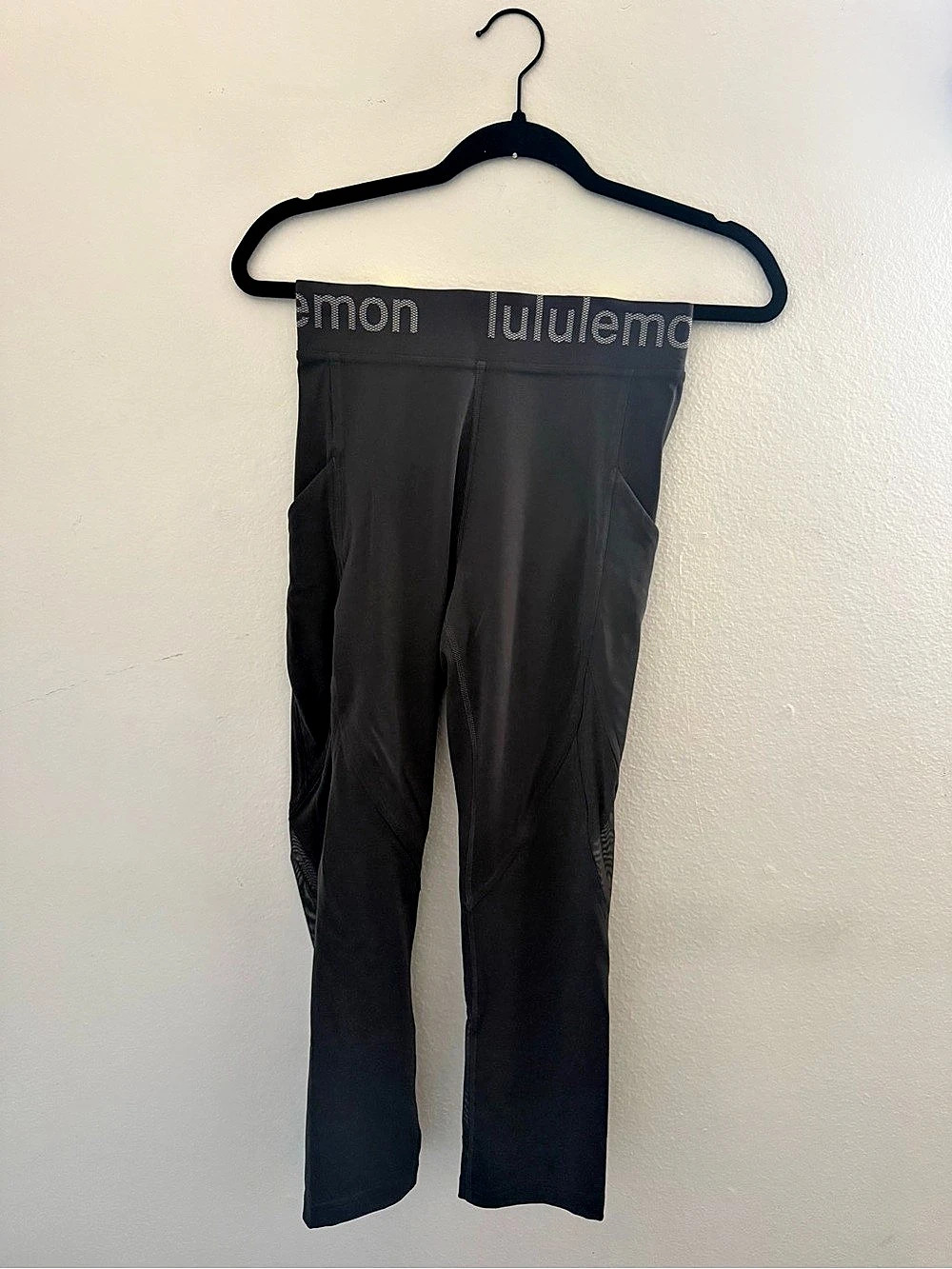 lululemon Logo Waistband High-Rise Training Crop 21" Training Crop Black Size 6